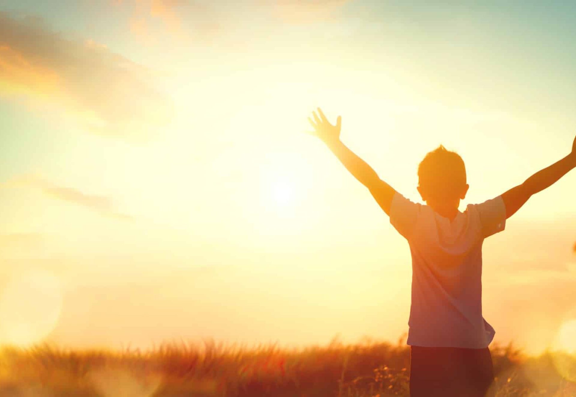 Enfant levant les bras Enfant levant les bras